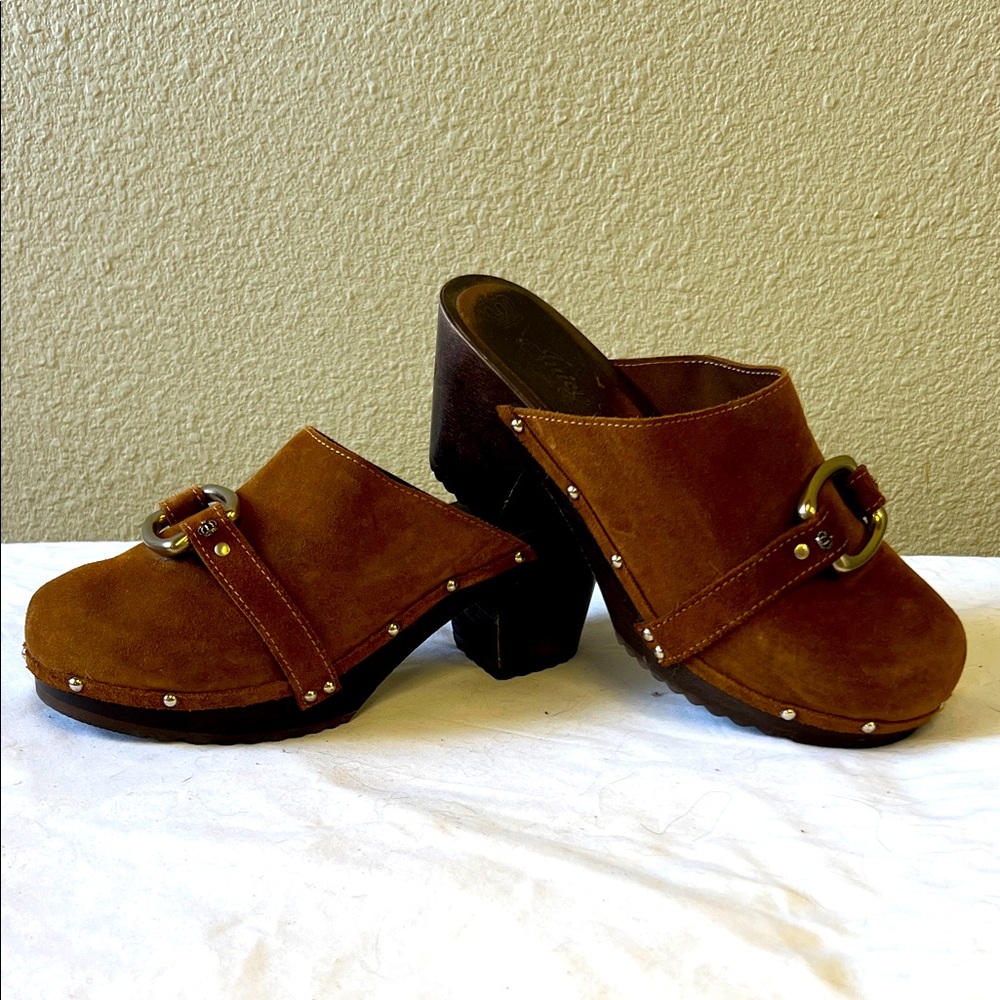 JUICY COUTURE brown suede ladies clogs. Size 8.5.